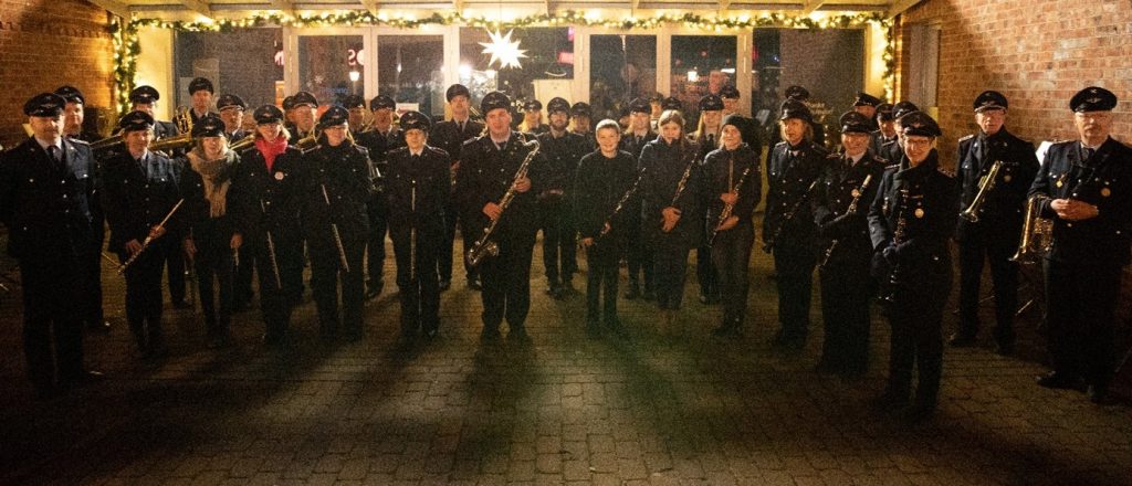 Musiker*innen des Musikzuges der Ortsfeuerwehr Lachendorf beim Weihnachtskonzert 2019 in Lachendorf