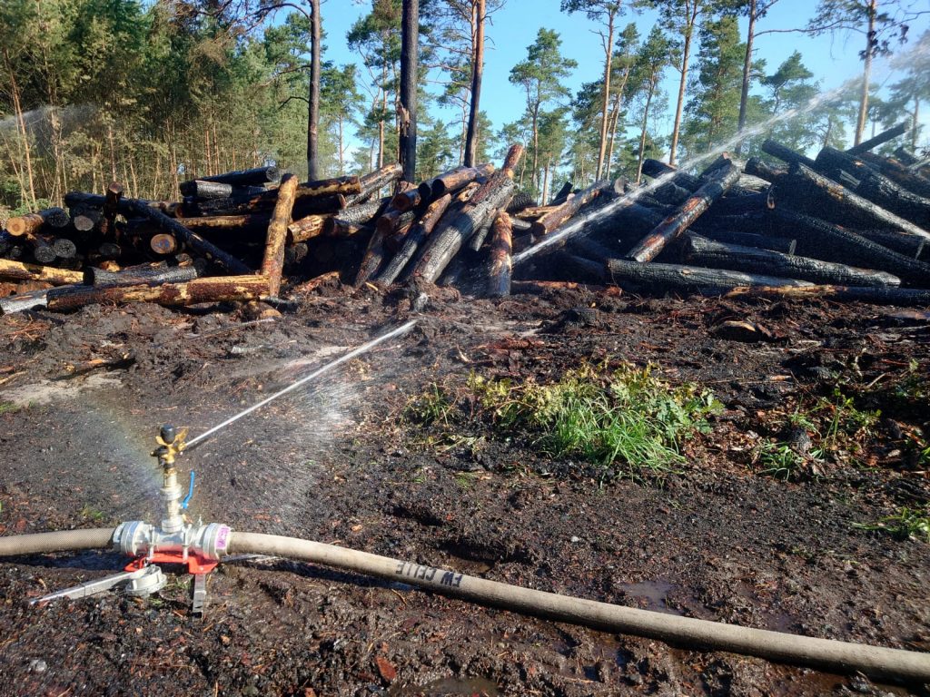 Nachlöscharbeiten Holzstapel Spechtshorn mit Beregnungsanlage