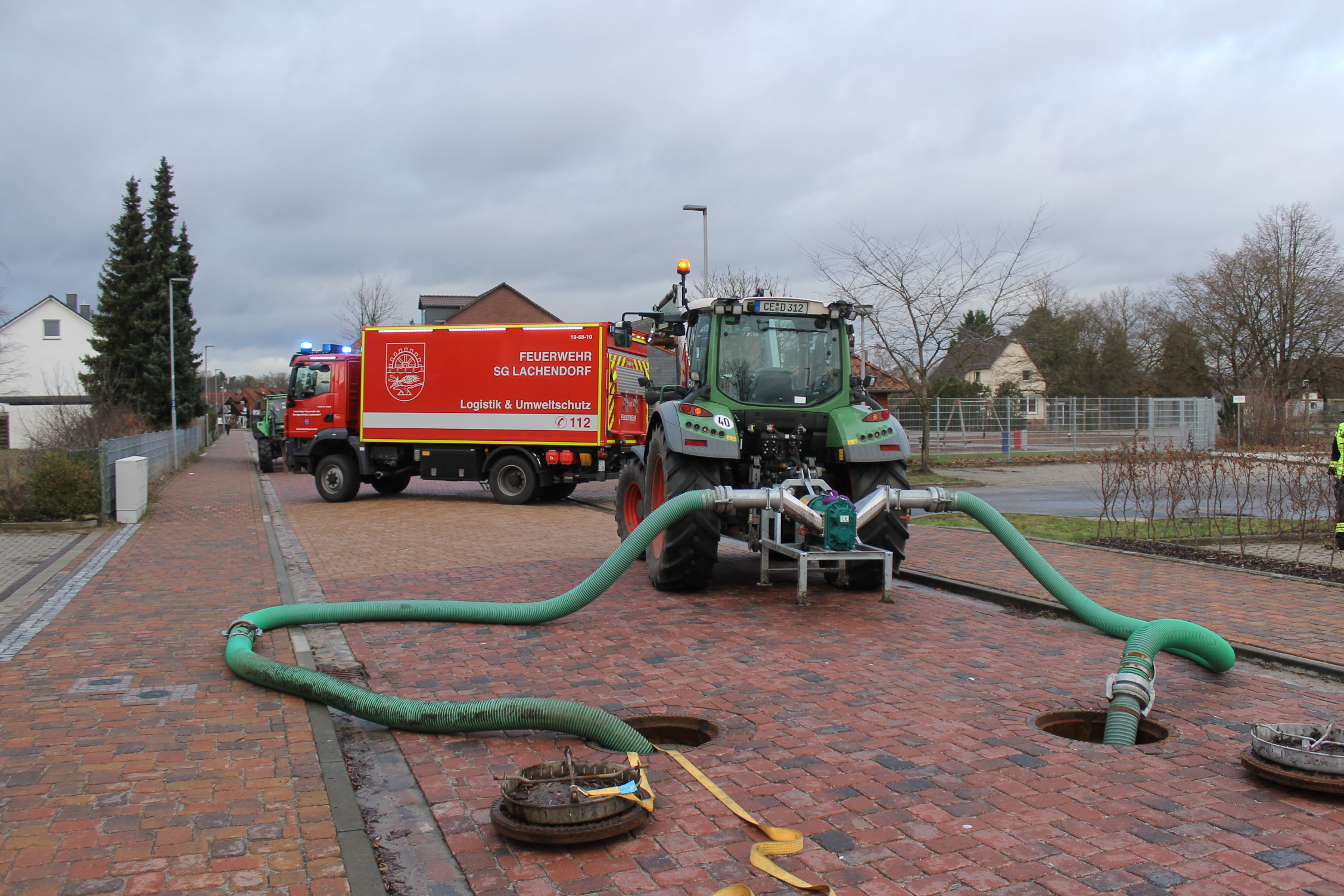 Abpumpen von Schmutzwasser im Südfeld mit Hilfe eines Landwirts am 25.12.2023
