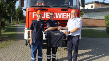 Übergabe der T-Shirts an Jugendwart Maik Weise und Jugendsprecher Lars van der Ahe durch den ersten Vorsitzenden des Fördervereins Michael van der Ahe am 20.08.2024