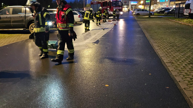 Abstreuen und Aufnehmen der Betriebsstoffe am 11.11.2023