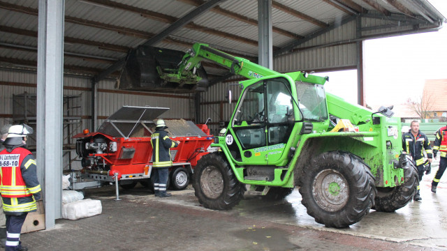 Hochwassereinsatz in Ahnsbeck - Sandfüllsackmaschine