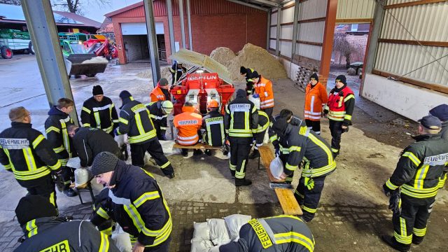 Sandsäcke befüllen am 22.12.2023