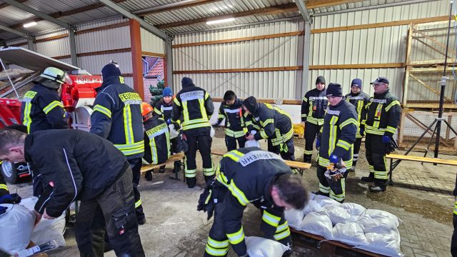 Sandsäcke befüllen am 22.12.2023
