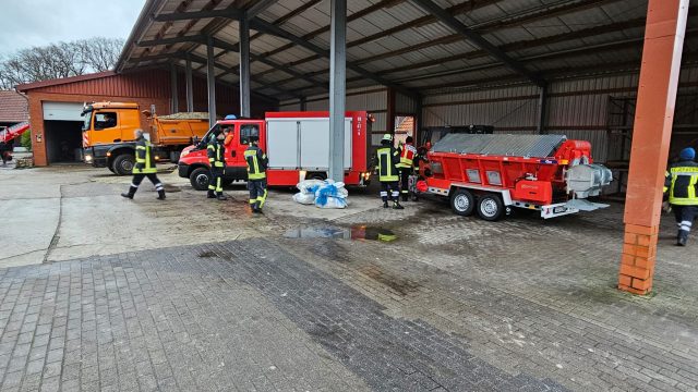 Sandsäcke befüllen am 22.12.2023
