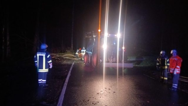 Baum auf Fahrbahn in Helmerkamp am 24.12.2023