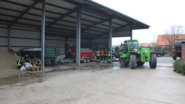 Befüllen von Sandsäcken in Ahnsbeck am 24.12.2023