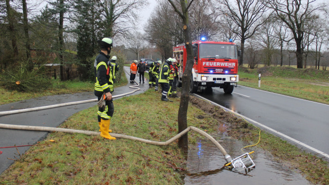 Abpumpen einer Senke an der Albes Mühle am 24.12.2023