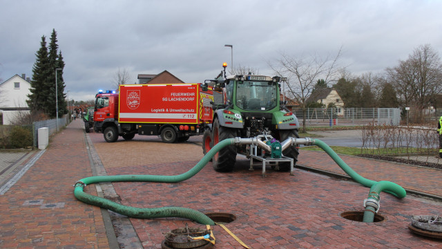 Abpumpen von Schmutzwasser im Südfeld mit Hilfe eines Landwirts am 25.12.2023