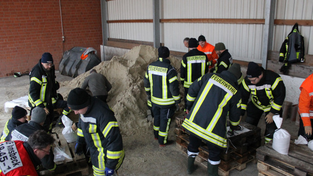 Befüllen von Sandsäcken am 26.12.2023