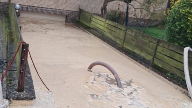 Wasserrohrbruch in der Fichtenstraße am 16.03.2024 - Einfahrt Tiefgarage