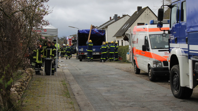 Wasserrohrbruch in der Fichtenstraße am 16.03.2024 - Einsatzkräfte in der Fichtenstraße