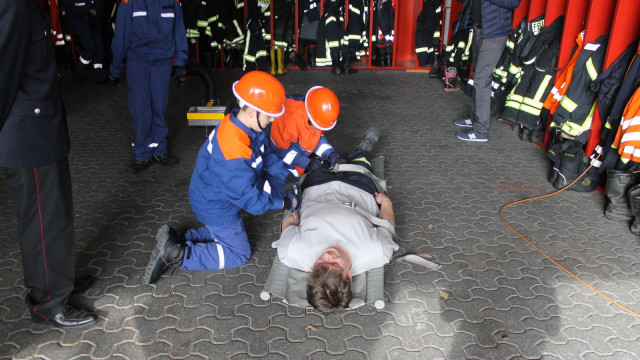 Jugendflamme 1 - Krankentrage