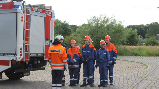 Aufstellung Jugendfeuerwehr hinter Fahrzeug
