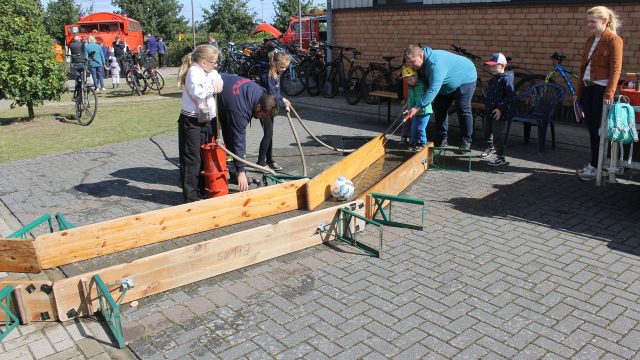 Jubiläum 2024 - Geschicklichkeitsspiel mit Feuerwehrkübelspritze