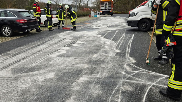 Aufnehmen der ausgelaufenen Betriebsstoffe auf dem Parkplatz eines Supermarktes am 21.12.2024