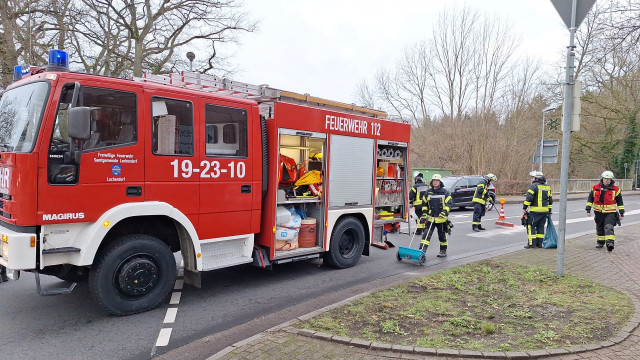 Aufnehmen der ausgelaufenen Betriebsstoffe am Kreuzungsbereich Ahnsbecker Straße / Bahnhofstraße am 21.12.2024